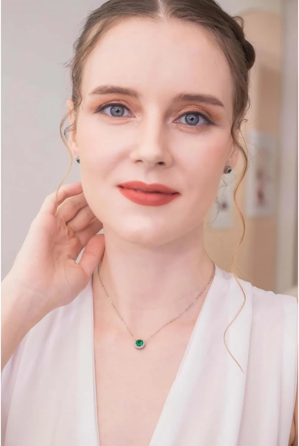 B. BRILLIANT Jewelry Sets for Women, Round Halo Simulated Gemstones Short Choker Collar Dainty Pendant Necklace and Stud Earrings Set for Bridesmaids with Jewelry Gift Box
