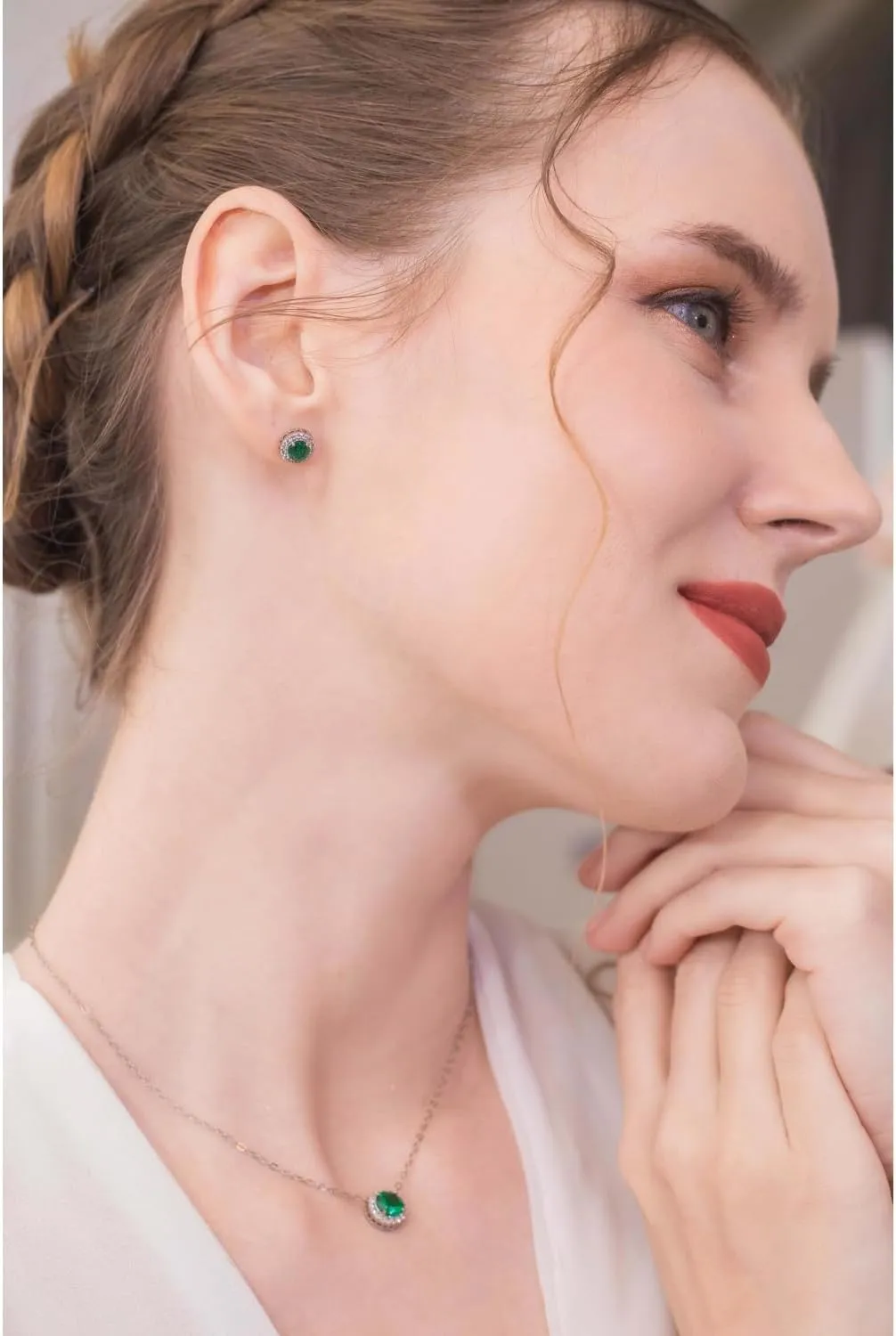 B. BRILLIANT Jewelry Sets for Women, Round Halo Simulated Gemstones Short Choker Collar Dainty Pendant Necklace and Stud Earrings Set for Bridesmaids with Jewelry Gift Box