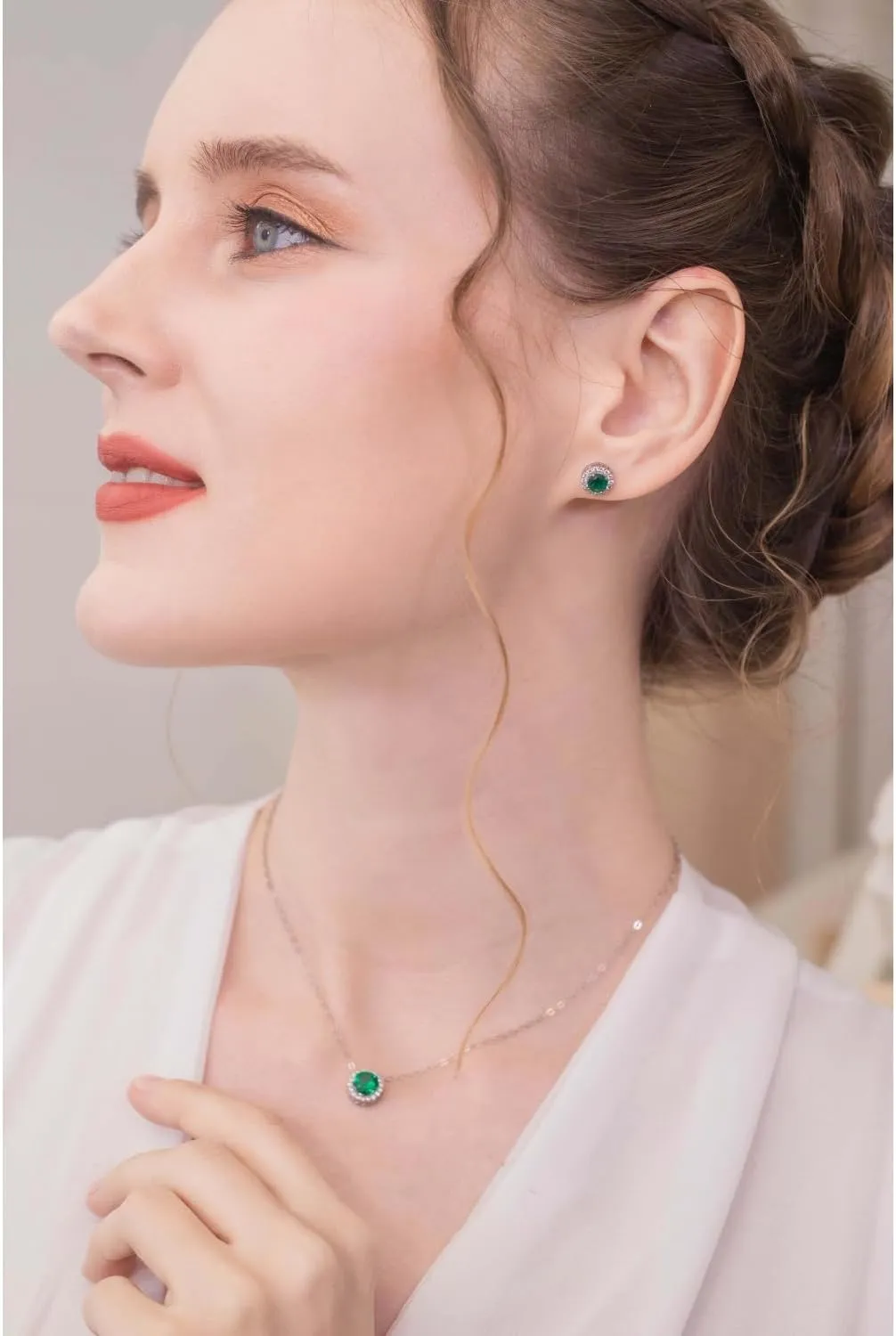 B. BRILLIANT Jewelry Sets for Women, Round Halo Simulated Gemstones Short Choker Collar Dainty Pendant Necklace and Stud Earrings Set for Bridesmaids with Jewelry Gift Box