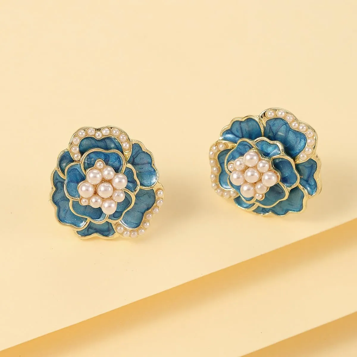 Bohemian Dainty Enamel Pearl 3D Rose Flower Lightweight Stud Earrings Aesthetic Floral Love Sparkly Sequin Earrings For Women Jewelry Gifts