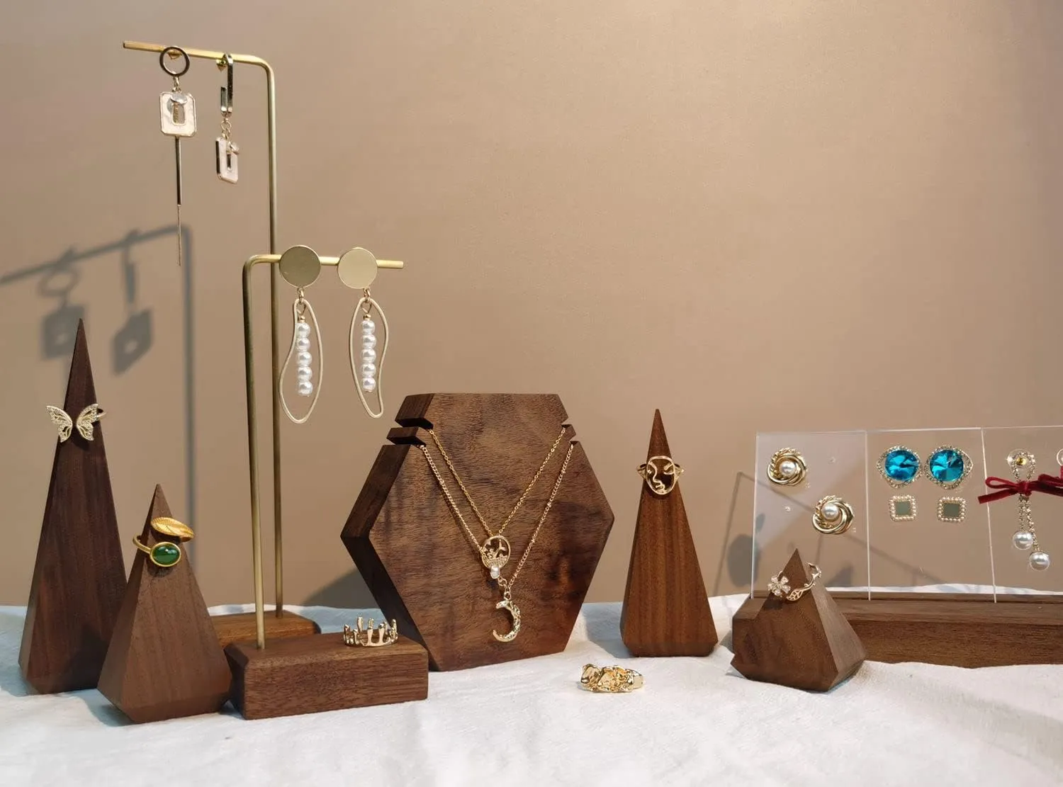 GemeShou Wood necklace holder stand, Retail hanging necklace organizer, Walnut necklace display stands for selling, jewelry stand necklace holderHexagon Necklace holder-Small