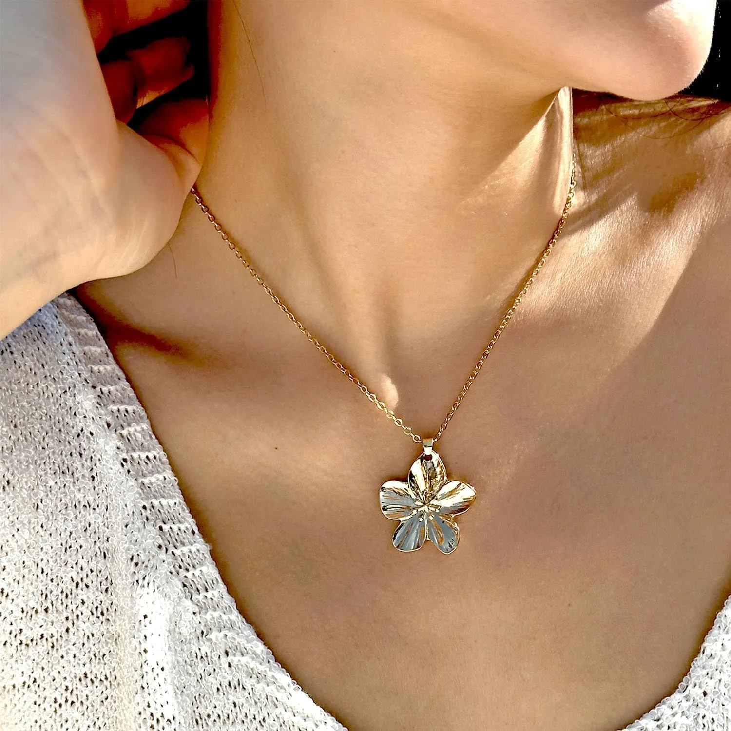 Gold Flower Necklace for Women Spring flower Pendant Necklace Floral Statement Jewelry