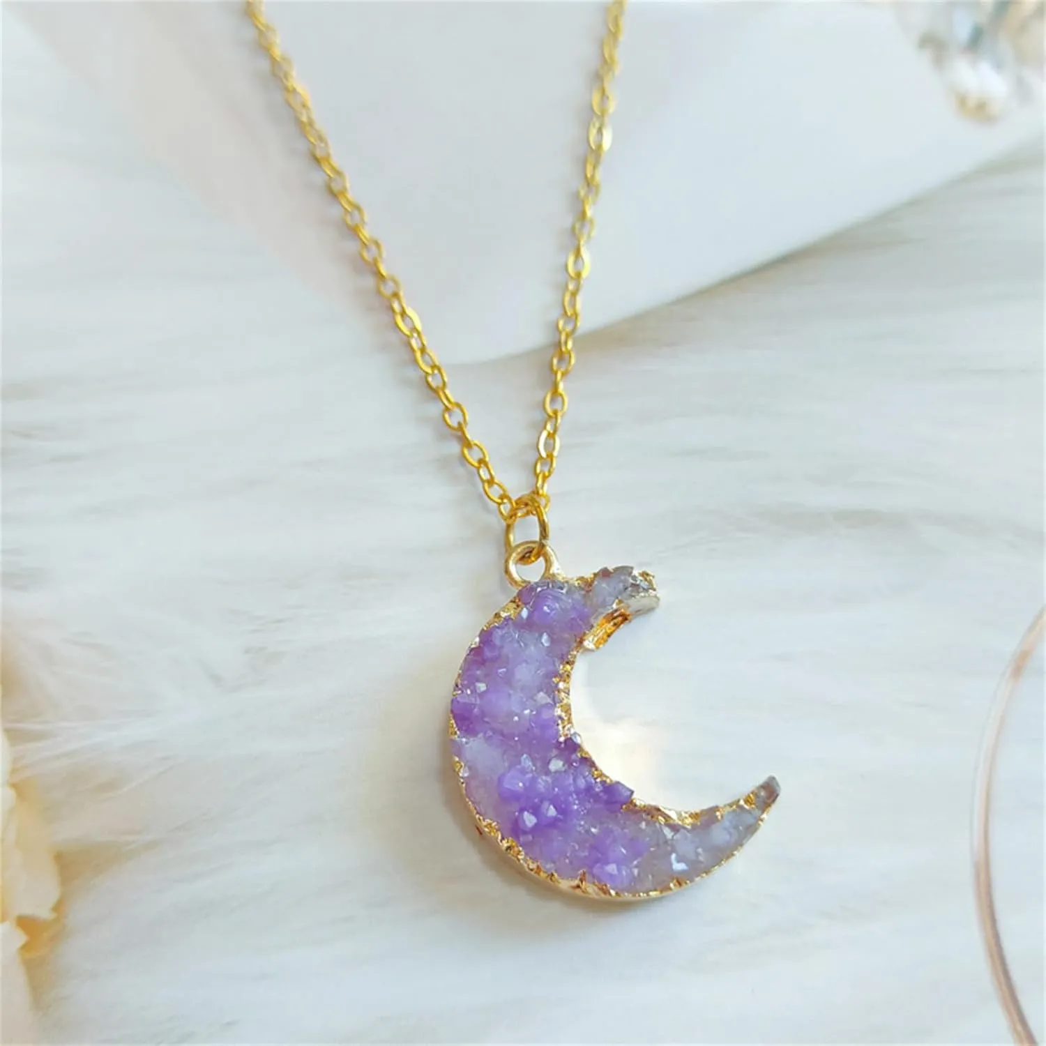 Imitation Natural Stone Purple Crescent Moon Necklace for Women Handmade Natural Gemstone Healing Stone Moon Necklace (Purple)