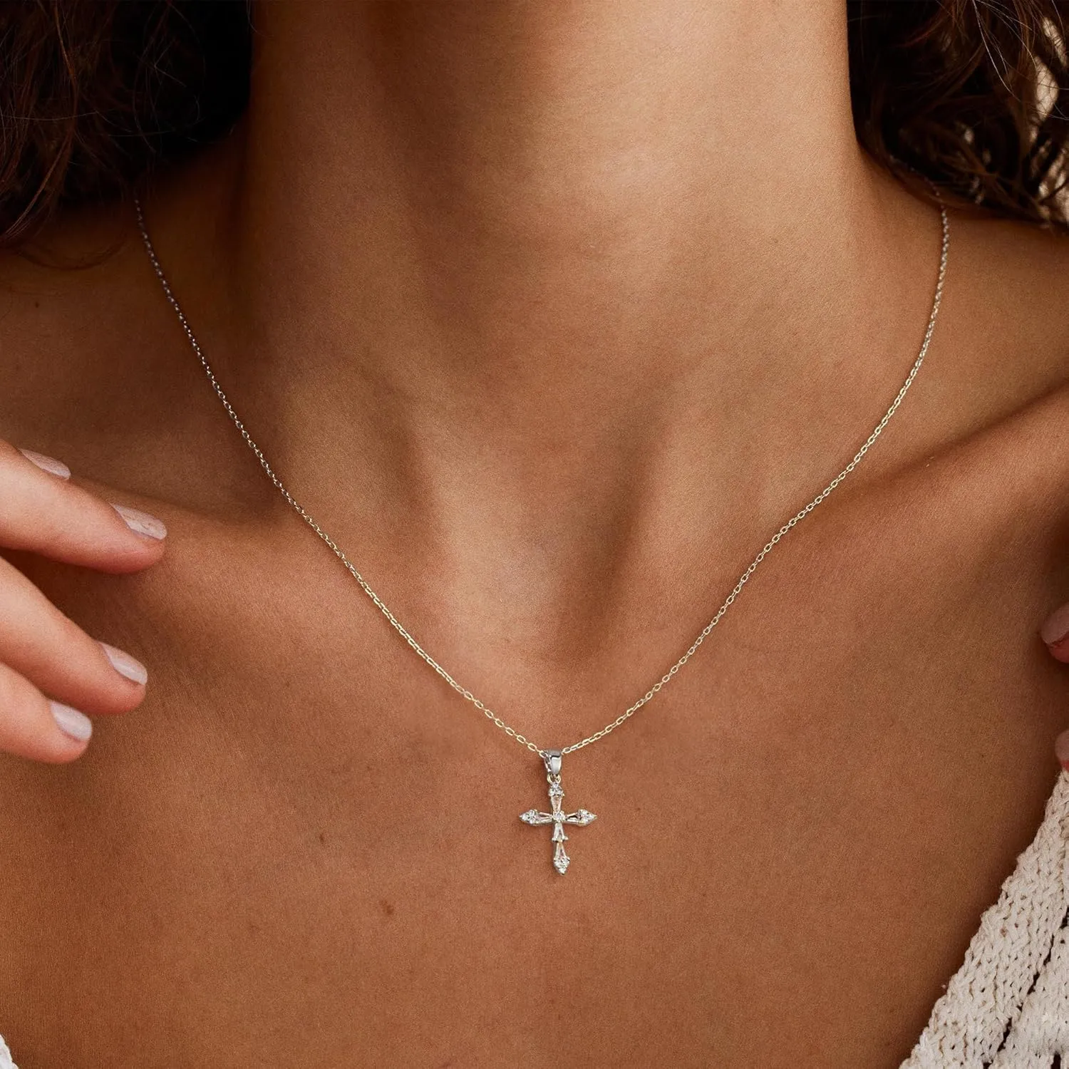 VIROMY Gold Cross Necklace for Women Dainty Diamond Cross Pendant Necklaces Non Tarnish Waterproof Necklace Simple Choker Minimalist Jewelry